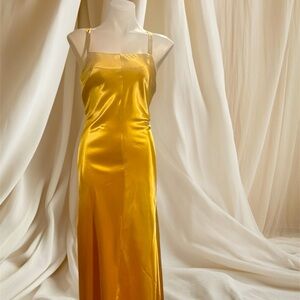 Custom Made Formal Gown (Size S measures Bust 35, Waist 26.5, Hips 27)